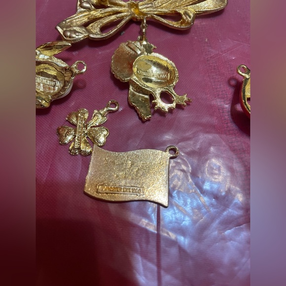Vintage Phister Ent 1996 Signed Goldtone Bow Pin/Brooch & 6 Holiday Charms. - Picture 6 of 11